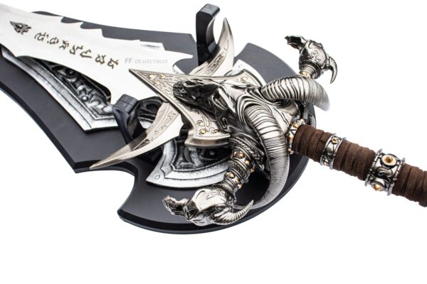 WORLD OF WARCRAFT - LICH KING FROSTMOURNE SWORD REPLICA (with FREE WALL PLAQUE) - Image 9