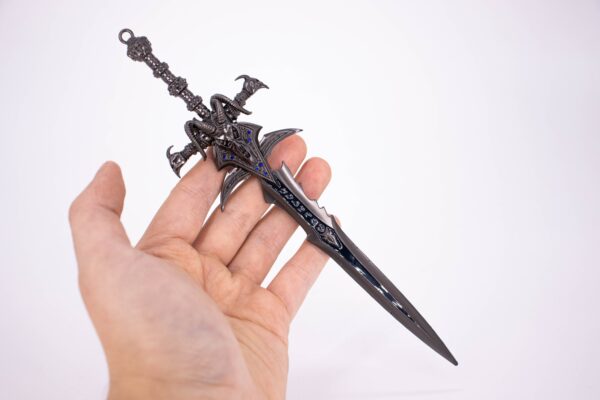 WORLD OF WARCRAFT – FROSTMOURNE MINI REPLICA (22 CM) - Image 7