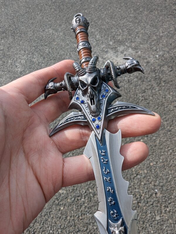 WORLD OF WARCRAFT – FROSTMOURNE MINI REPLICA (30 CM) - Image 3
