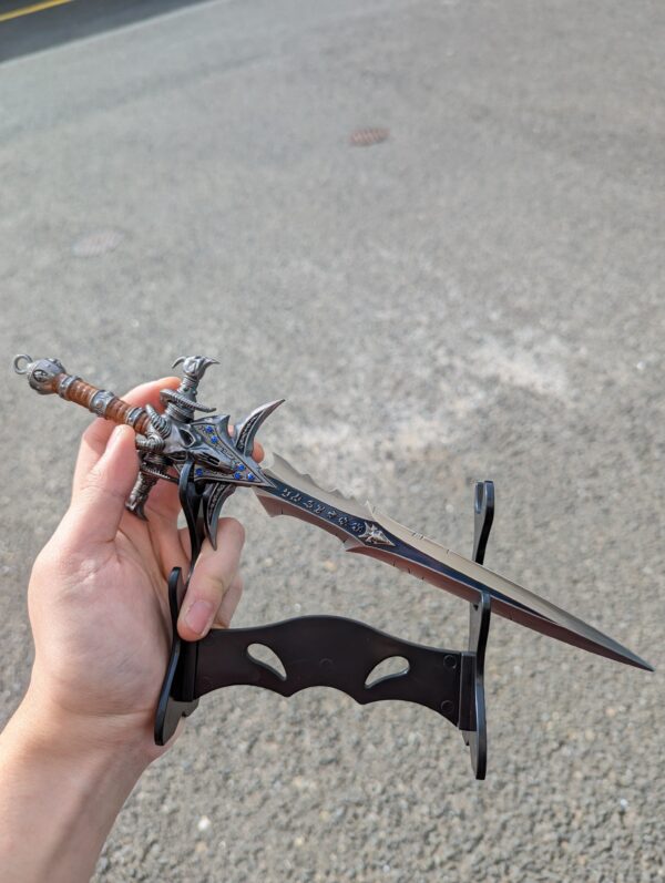 WORLD OF WARCRAFT – FROSTMOURNE MINI REPLICA (30 CM) - Image 6